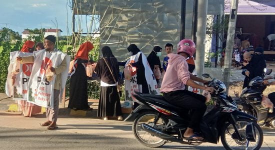 PKS Bombana Bagi-Bagi Takjil di Tugu Munajah