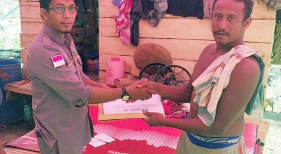 Korban Kebakaran Rumah di Desa Watu Melomba Dapat Santunan dari Baznas Bombana Korban Kebakaran Rumah di Desa Watu Melomba Dapat Santunan dari Baznas Bombana