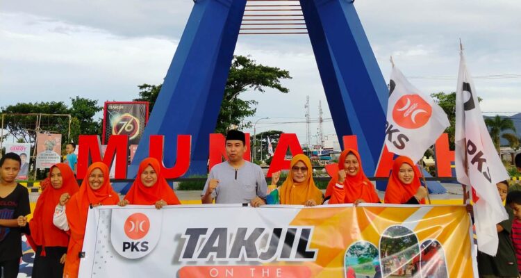 PKS Bombana Berbagi Takjil Gratis, Perkokoh Komitmen Sebagai Partai Pelayan Rakyat